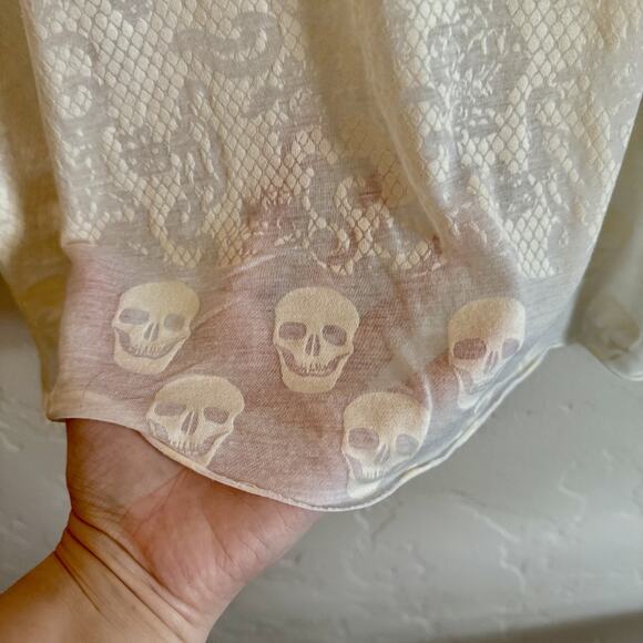 NWT New Guess Size XL T-Shirt - Cream Ivory Sheer Skulls Design Halloween - Picture 6 of 9